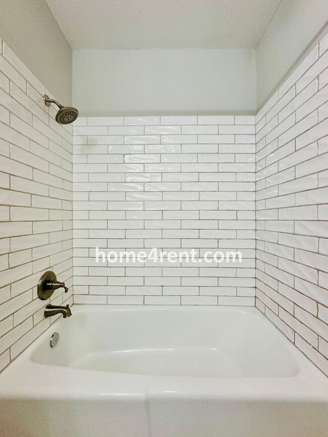 Building Photo - Updated Kitchen w/ Granite Counters, Subway Tile, SS Appliances