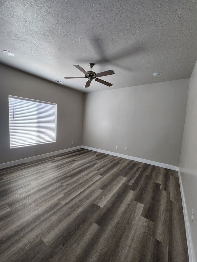 Building Photo - Modern 3-Bedroom Home with Balcony for Ren...