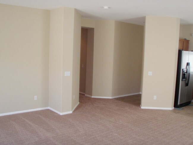 Building Photo - 3 Bedroom 2 Bath located in Mountain View DHS