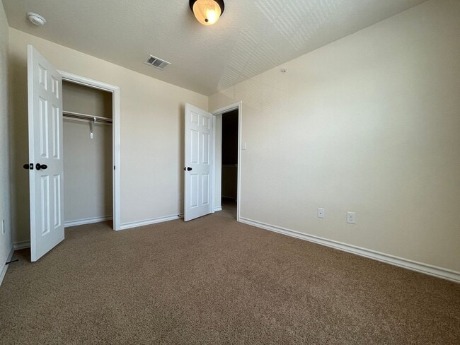 Building Photo - Townhome for rent