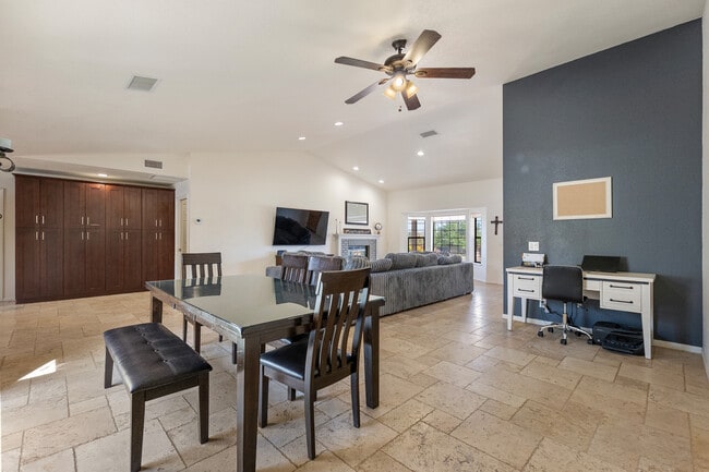 Building Photo - 57731 San Tropeze Dr