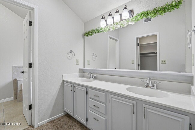 Building Photo - 1117 W Bend Ln