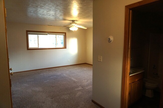 Building Photo - 1400 E Rushmore Dr