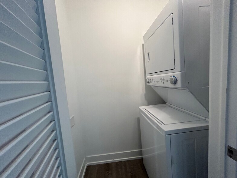 Building Photo - 1000 Crain St