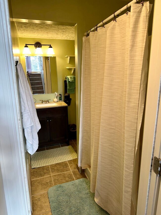 Building Photo - Spacious Corner Town Home With Large Yard