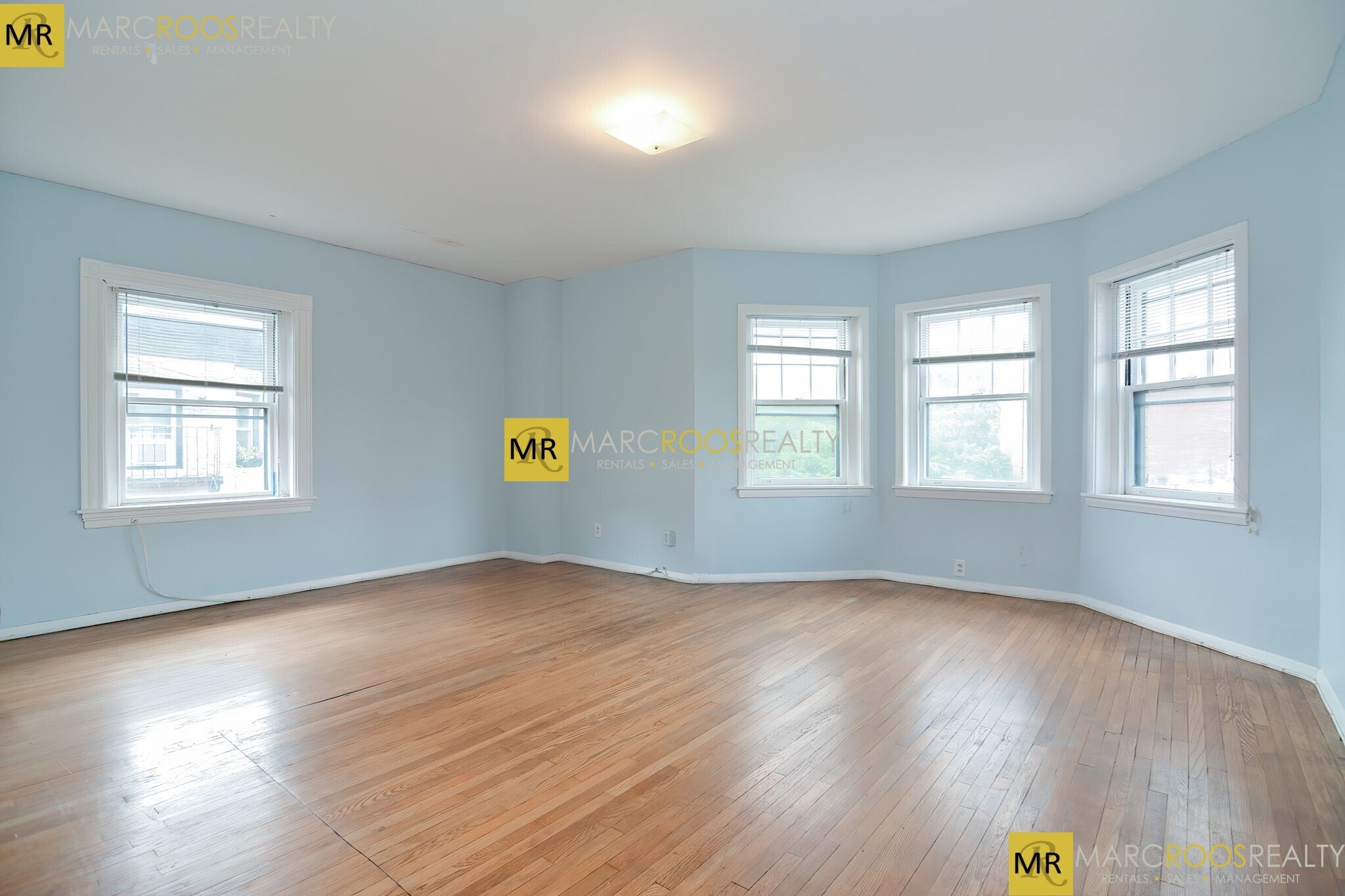 Building Photo - 923 Beacon St