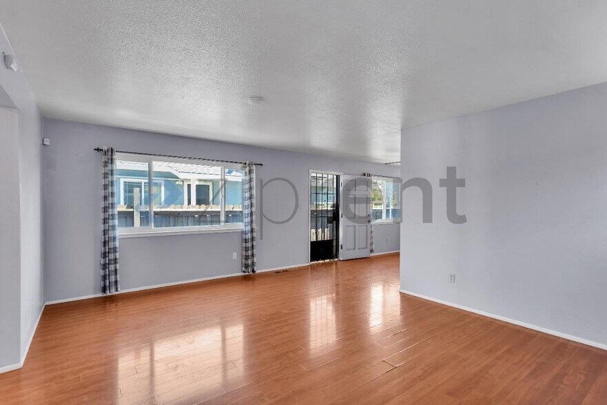 Building Photo - Unit
