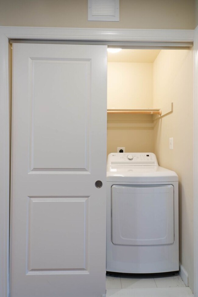 Building Photo - Stunning Centreville Townhome With Excellent Commuter Access