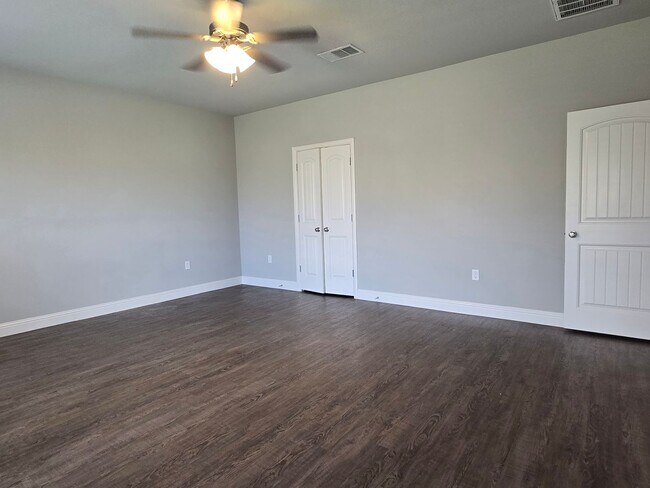 Building Photo - Beautiful 4/2 + Private Fenced Yard + Addi...
