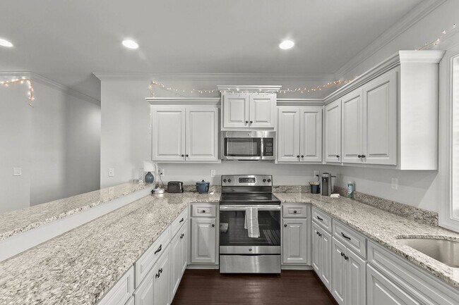 Building Photo - Spacious 3 Bedroom 3.5 Bath Available Fall 2026! Schedule your Tour and Apply today!