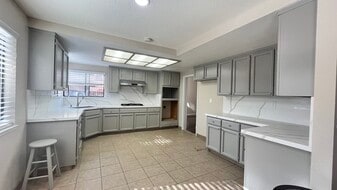 Building Photo - 835 Kings Canyon Ct