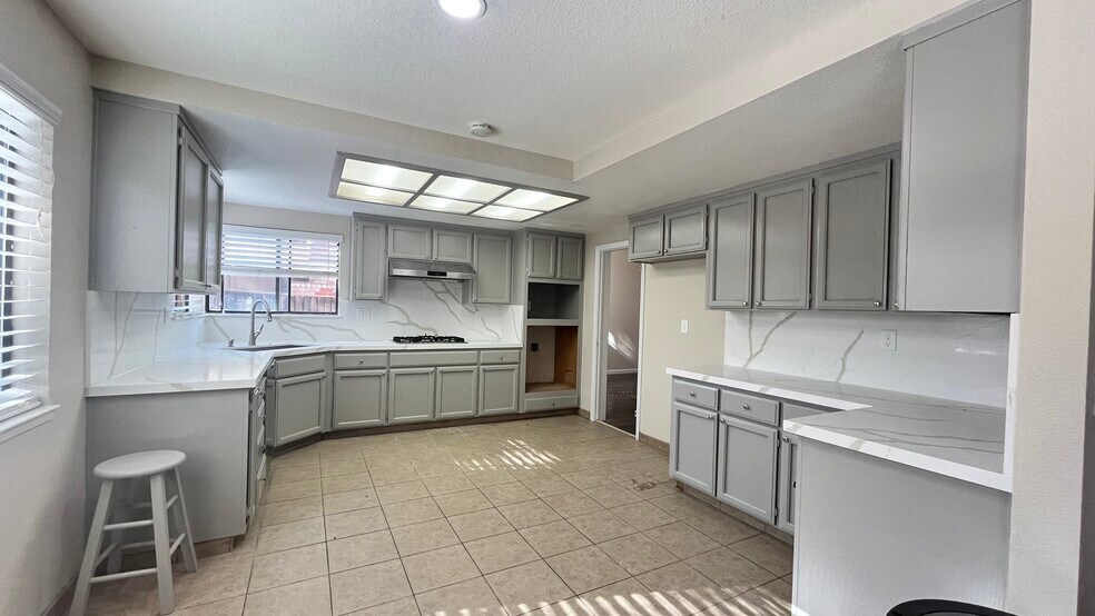 Primary Photo - 835 Kings Canyon Ct
