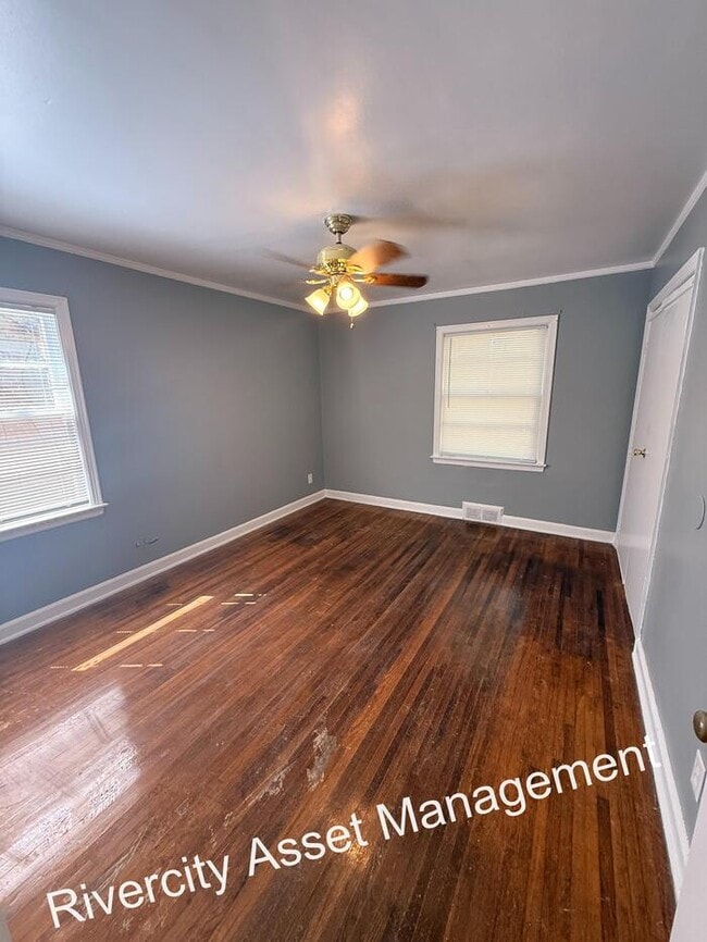 Building Photo - DUPLEX WITH NICE AMENTIES!!!! Section 8 We...