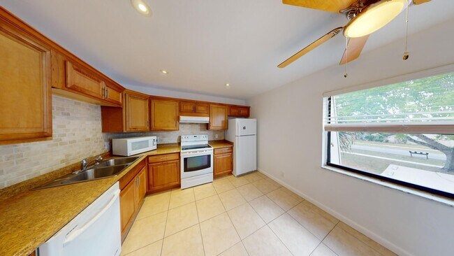 Building Photo - 1580 Montauk Dr