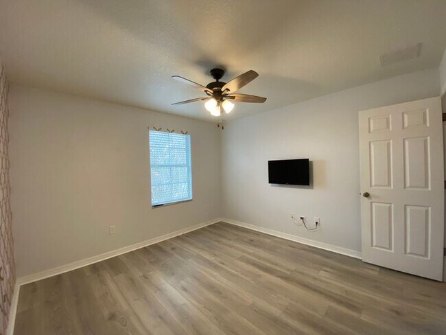 Building Photo - 541 Las Fuentes Dr