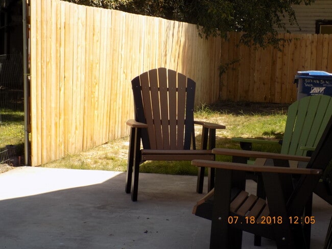 Building Photo - Beach Cottage-Fully Furnished - AVAILABLE NOW - MAY 15TH 2026, AVAILABLE AGAIN AUG 15, 2026- MAY ...