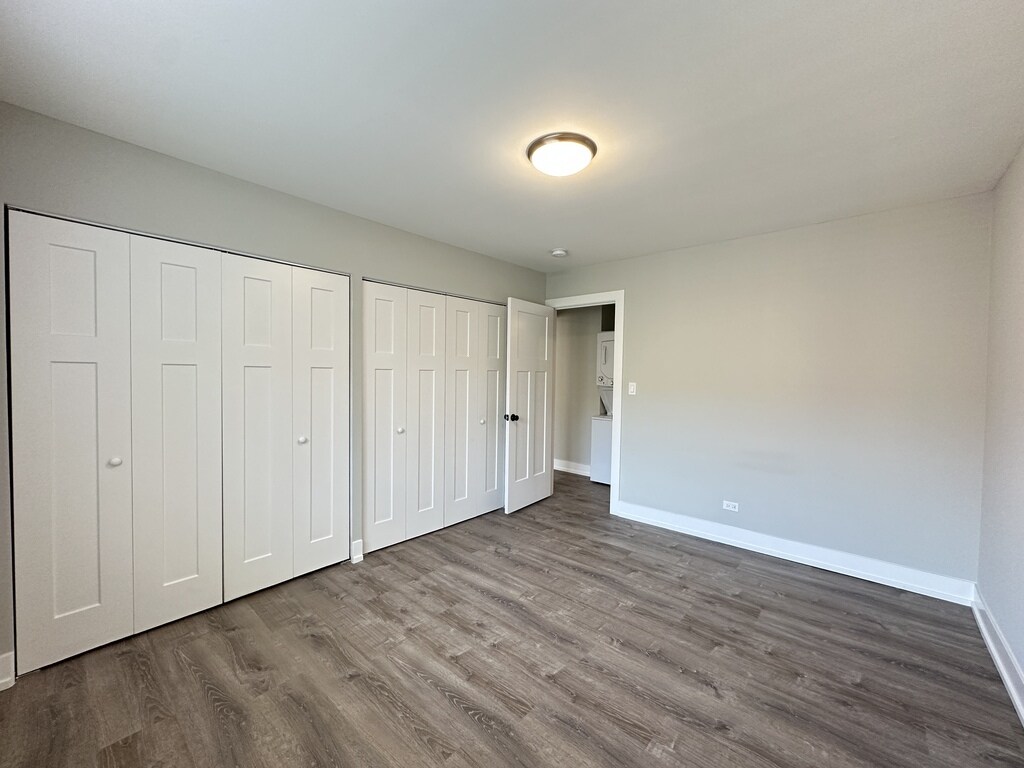 Building Photo - 533 W Surf St