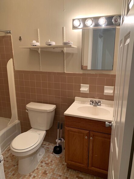 Building Photo - 3911 Pine St