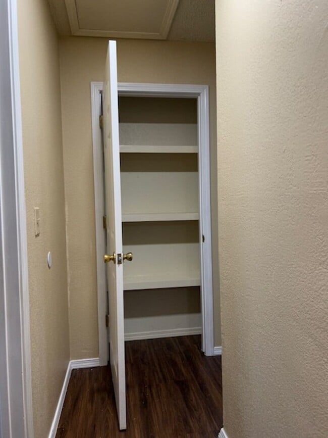 Building Photo - 4 bed 1.5 bath house