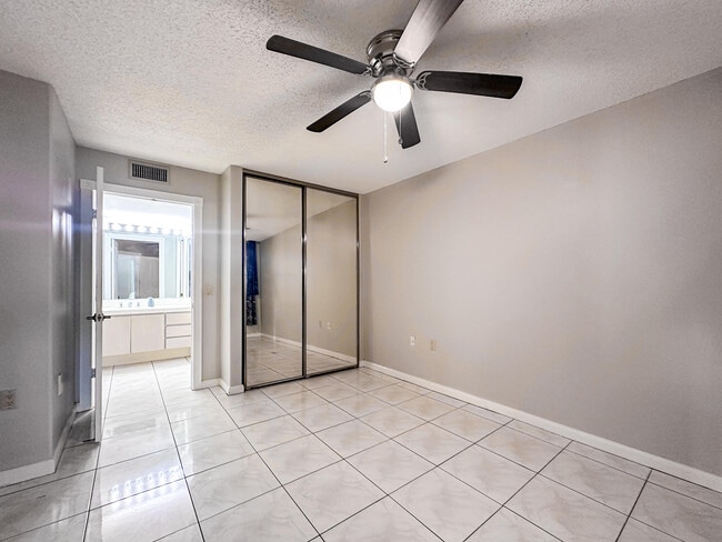 Building Photo - 3662 SW Sunset Trace Cir