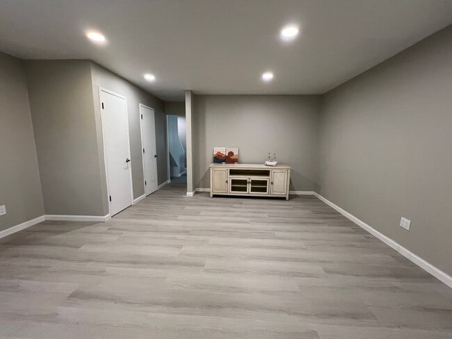 Building Photo - 3 bedroom 1.5 bath - for rent $3300