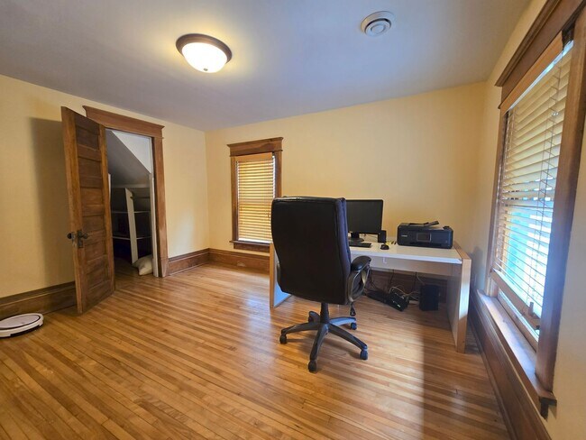 Building Photo - SINGLE FAMILY HOME! Great Location! Laundry, Wood Floors and Parking!