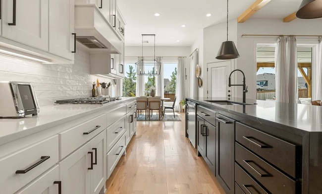 Building Photo - Gorgeous 4 bedroom & 4 Bath Luxury Home in...
