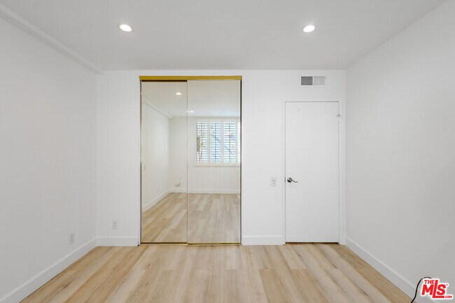 Building Photo - 2385 Roscomare Rd