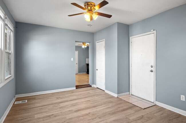 Building Photo - Dutchtown 2 bed 1 bath Single-Family for R...