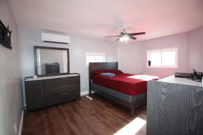 Building Photo - 522 Slade St