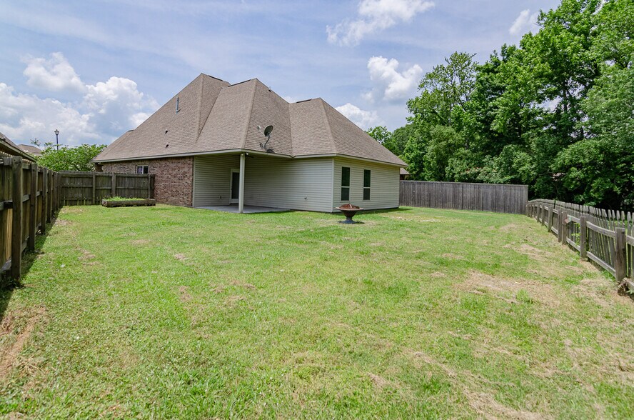 Building Photo - 37232 Corvette Dr