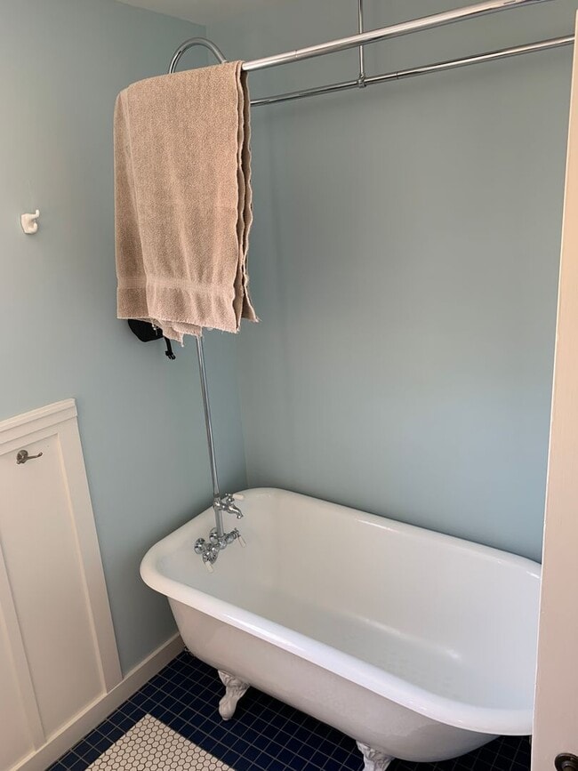 Building Photo - Terrific and Spacious Two Bedroom Westside...