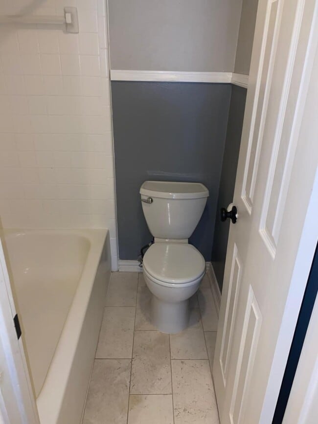 Building Photo - 2100 Tanglewilde St