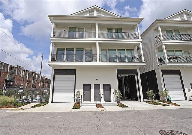 Building Photo - 2-Bed, 3-Bath on Pontchartrain Blvd – Your New Orleans Oasis Awaits!"