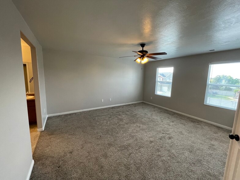 Building Photo - 435 W Regatta Ln
