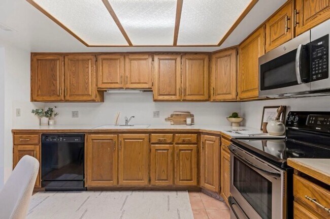 Building Photo - Incredible Location with 2 secure parking spaced