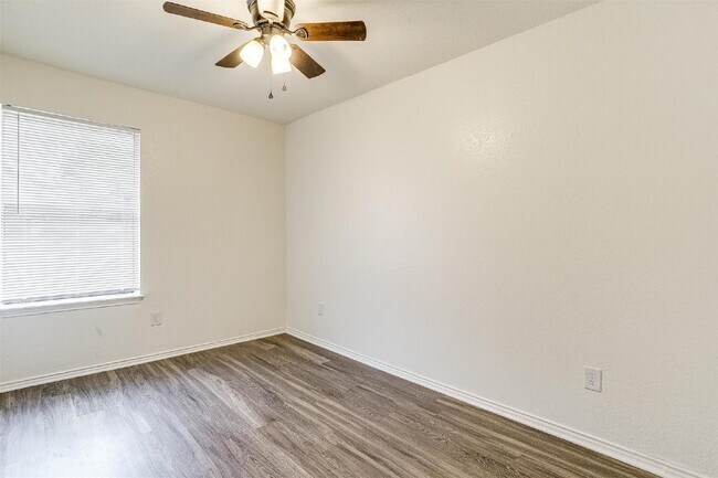 Building Photo - Charming 2-Bed Haven with Granite Touches in Prime Fort Worth Location!