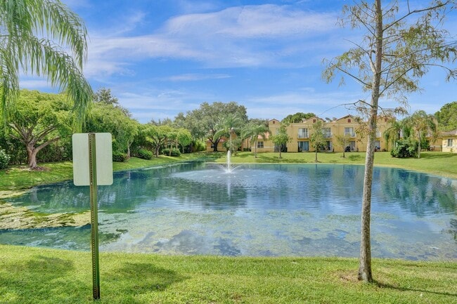 Building Photo - Townhouse with 2 Beds, 2.5 Baths, In-Unit Washer/Dryer, and Private Backyard