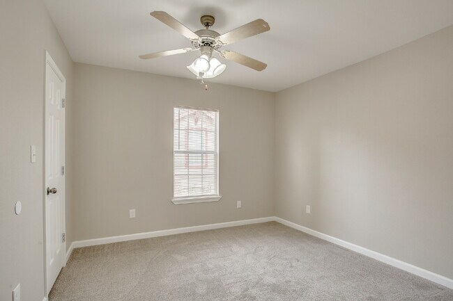 Building Photo - 4 Bed, 2 Bath in South Overton!