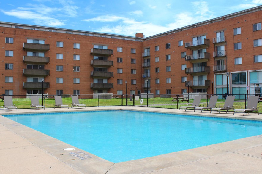 Sparkling Outdoor Pool - Oliver House