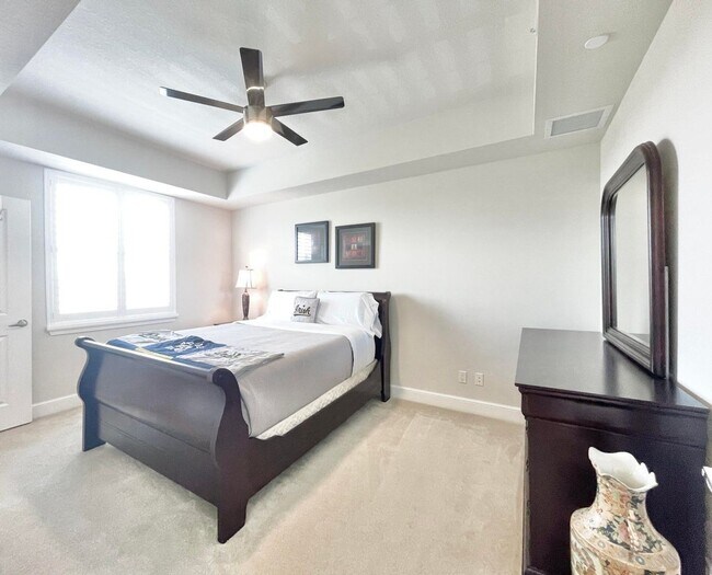 Building Photo - 1044 Bay Colony Dr S