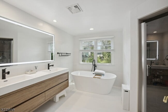 Building Photo - 24 Thackeray Dr