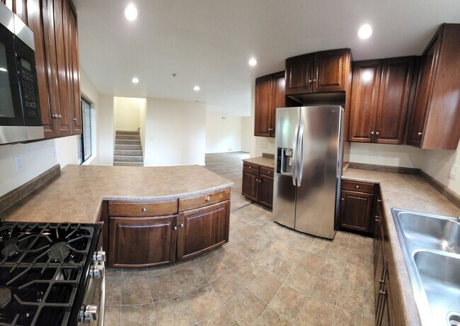 Building Photo - LOCATION-CLOSE PROXIMITY TO POLY CAMPUS