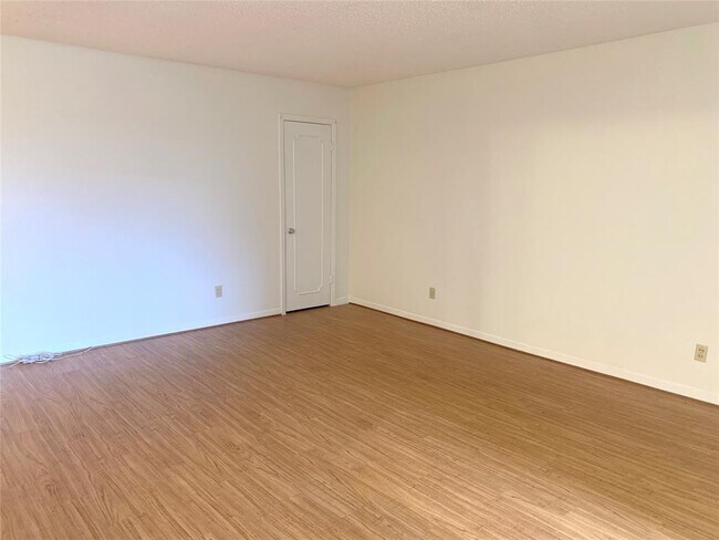 Building Photo - 3809 N Braeswood Blvd