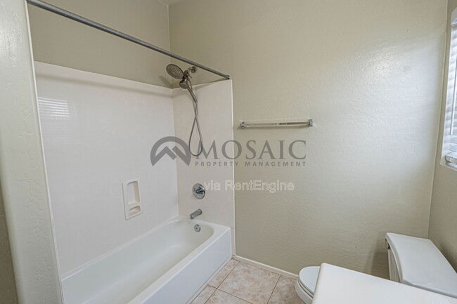 Building Photo - 883 E Powell Way