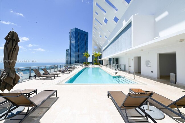 Building Photo - 1300 Brickell Bay Dr