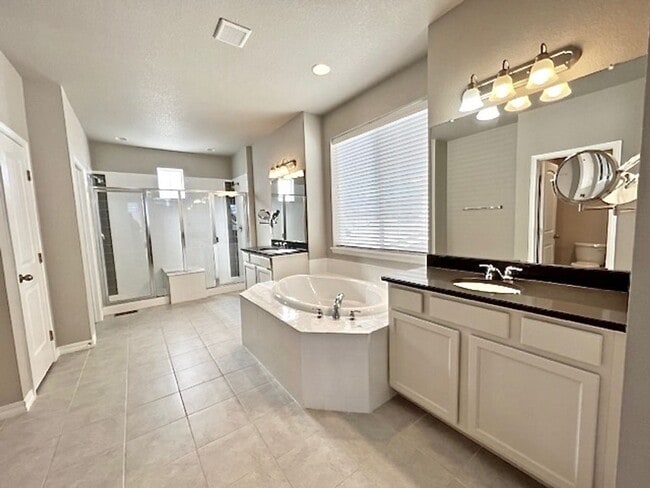 Building Photo - 5 Bedroom Home Close to Downtown Monument!!