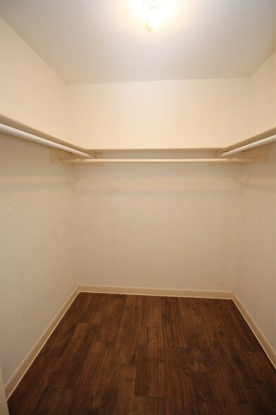 Building Photo - 13 Hideaway Dr