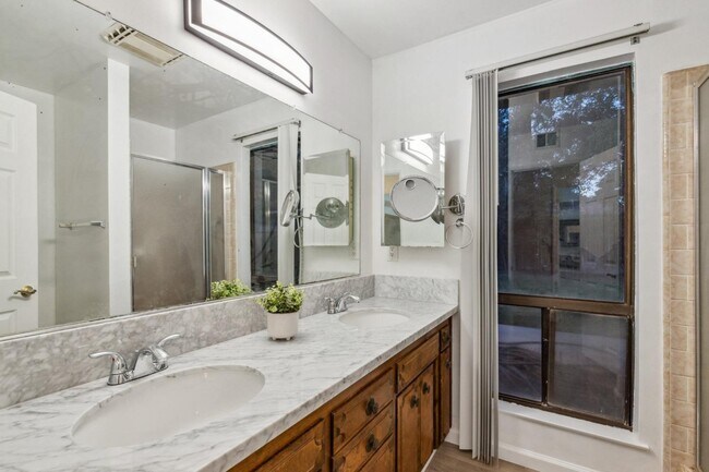 Building Photo - 3094 W Escalon Ave