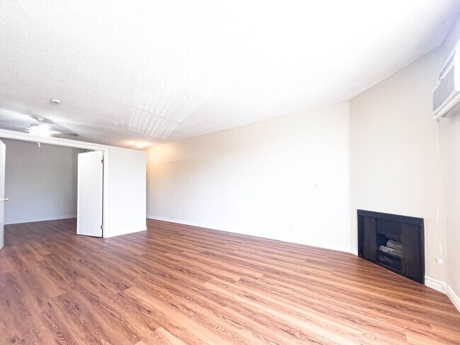 Building Photo - 10256 McClemont Ave